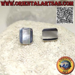 Boucles d'oreilles lobes en argent avec nacre rectangulaire affleurante et bord biseauté lisse sur deux côtés