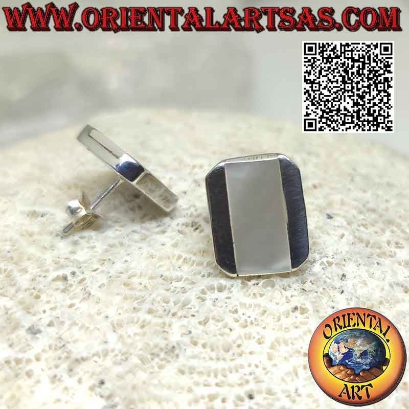 Pendientes de lóbulo de plata con nácar rectangular al ras y borde liso biselado en dos caras