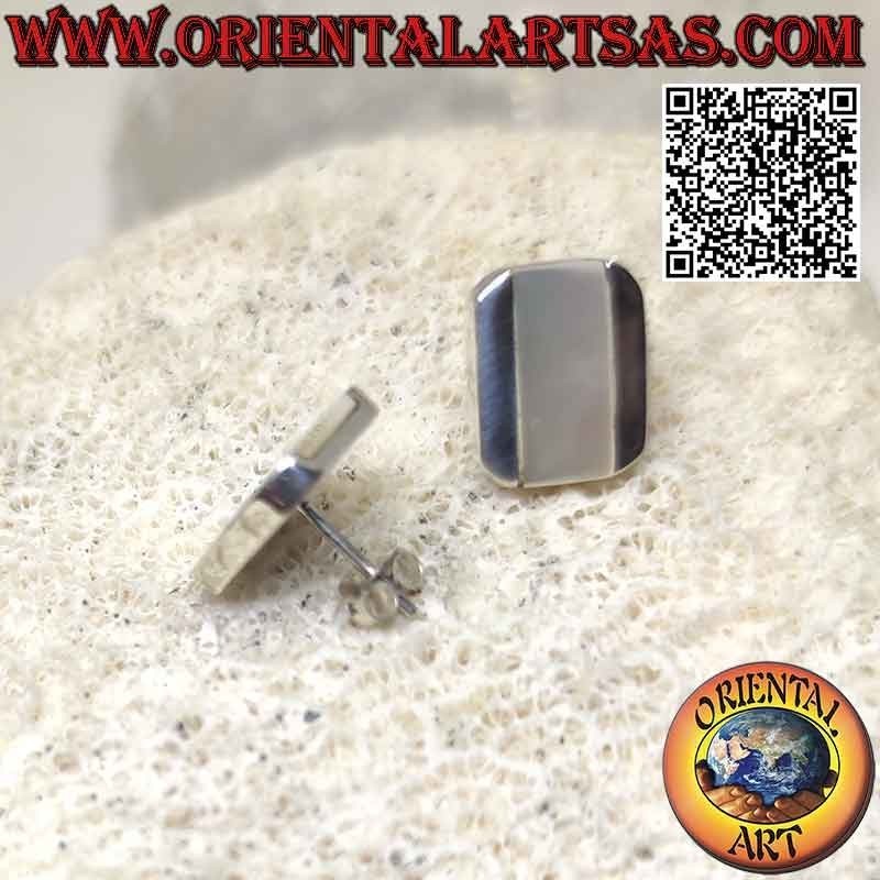 Pendientes de lóbulo de plata con nácar rectangular al ras y borde liso biselado en dos caras
