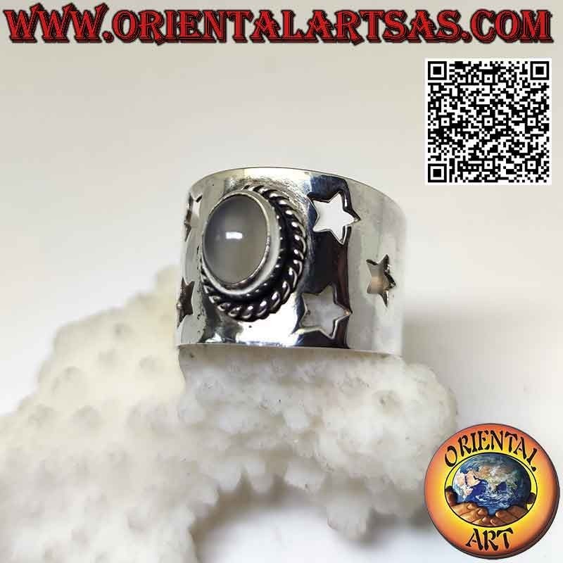 Anillo de banda de plata con cabujón de piedra de luna ovalada y estrellas perforadas