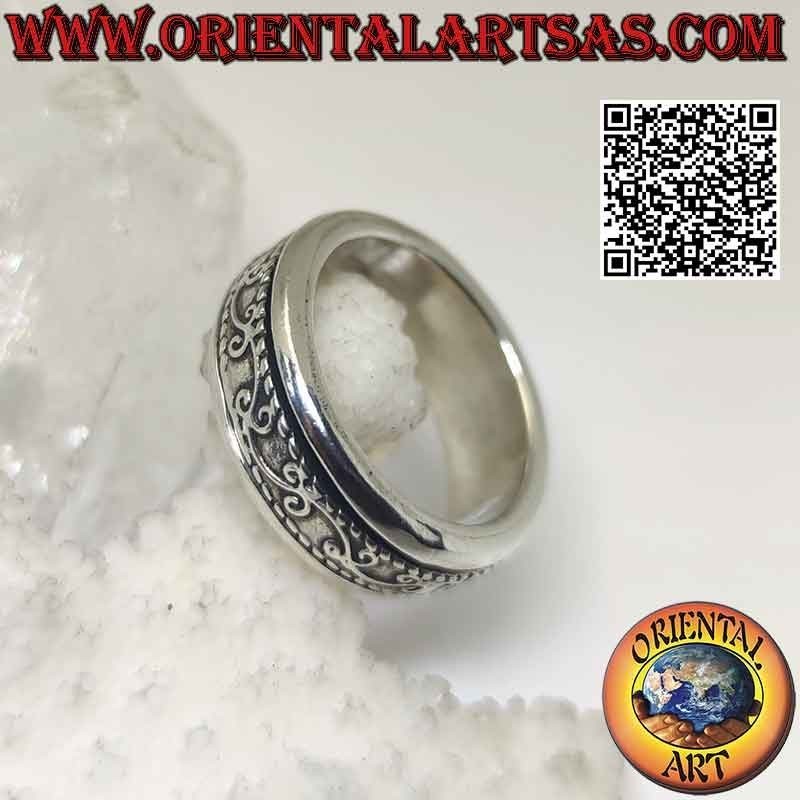 Anillo de plata con banda antiestrés, ramita de hiedra en sinuoso movimiento en bajorrelieve