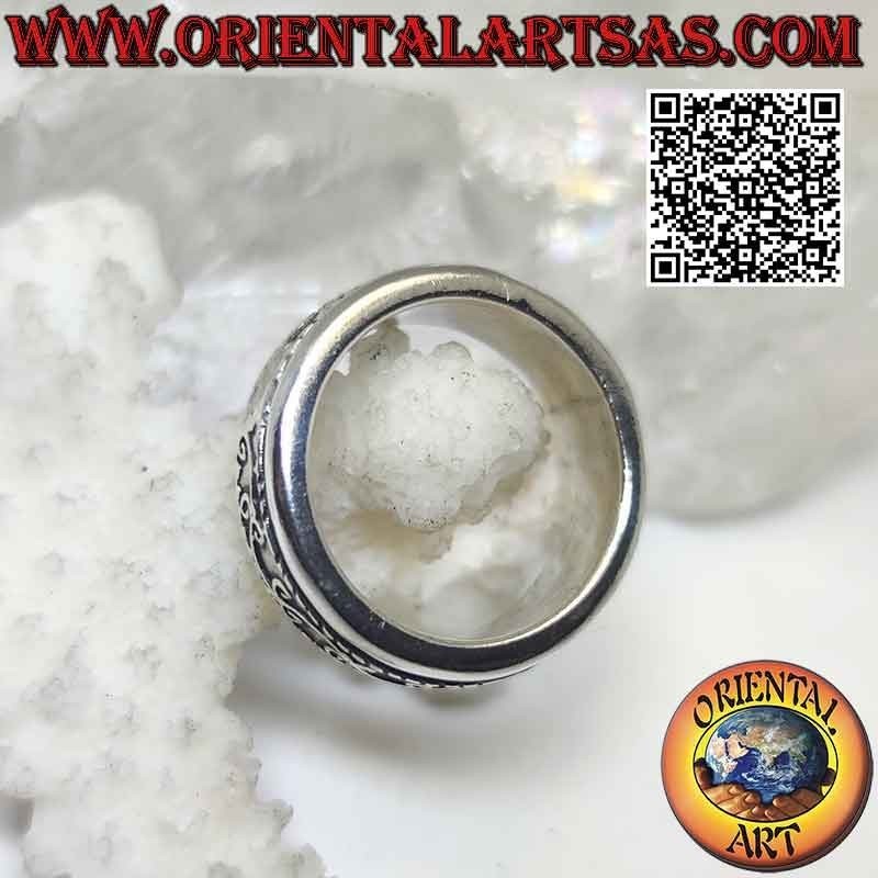 Anillo de plata con banda antiestrés, ramita de hiedra en sinuoso movimiento en bajorrelieve