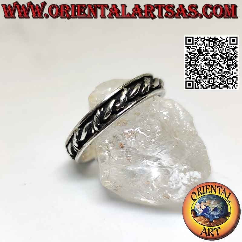 Anillo de plata con banda trabajada con línea lisa y tejida