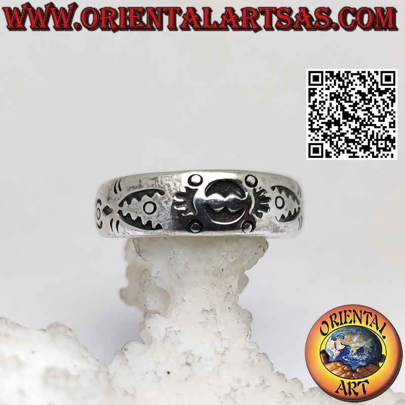 Bague en argent travaillée avec décor maritime maori gravé