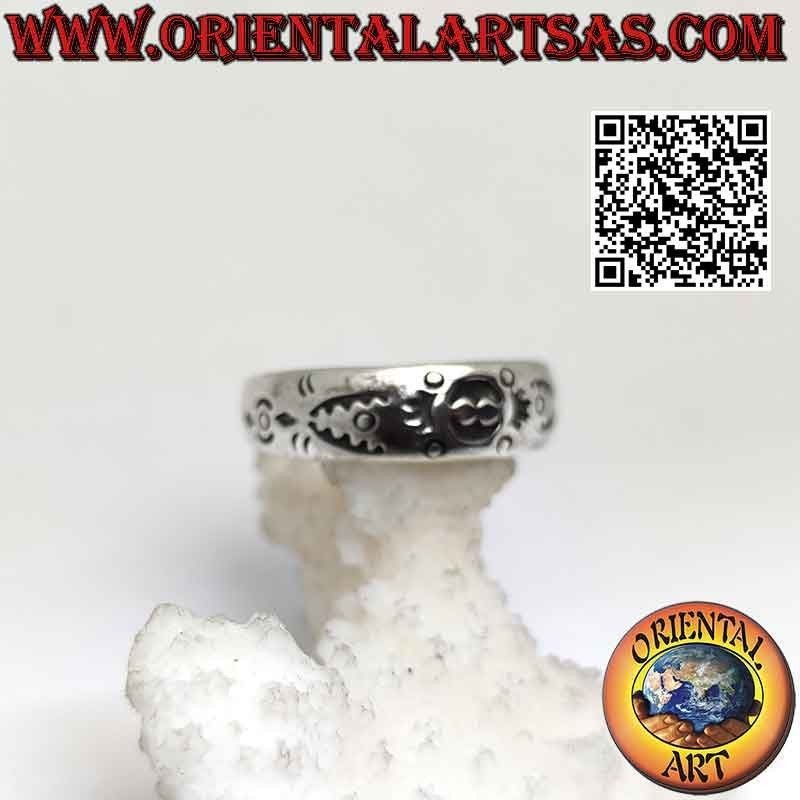 Anillo de banda de plata trabajado con decoración marítima maorí grabada