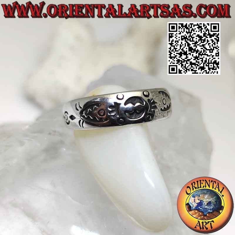 Anillo de banda de plata trabajado con decoración marítima maorí grabada