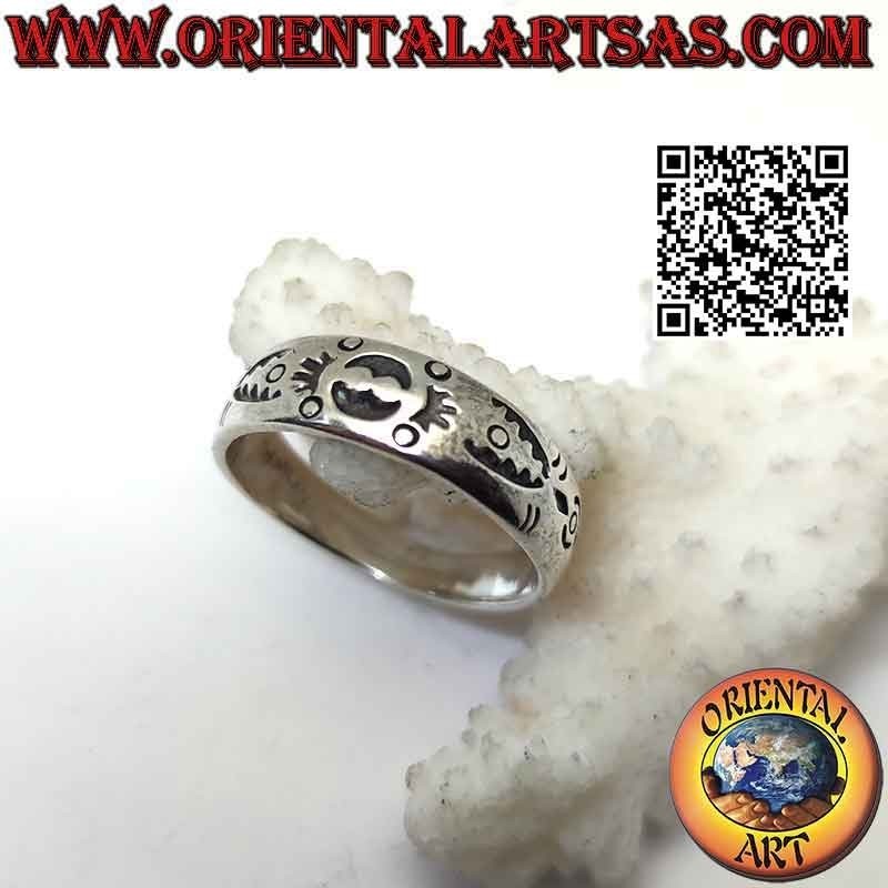 Anello in argento a fascia lavorata con decoro marittimo Maori inciso