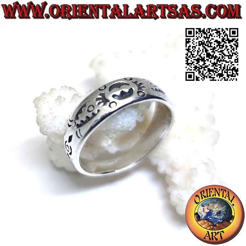 Anello in argento a fascia lavorata con decoro marittimo Maori inciso
