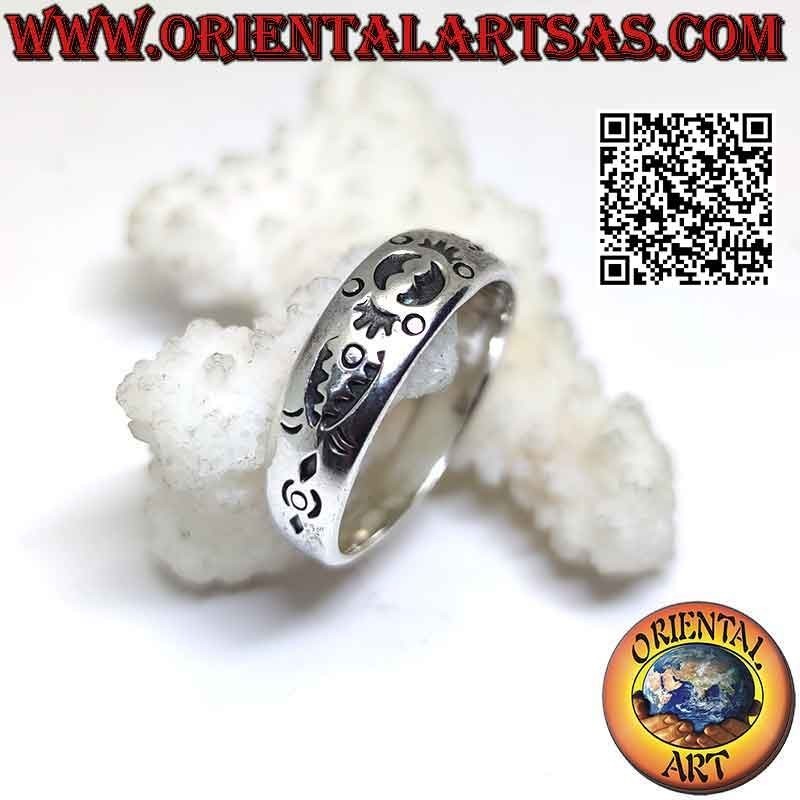 Anillo de banda de plata trabajado con decoración marítima maorí grabada