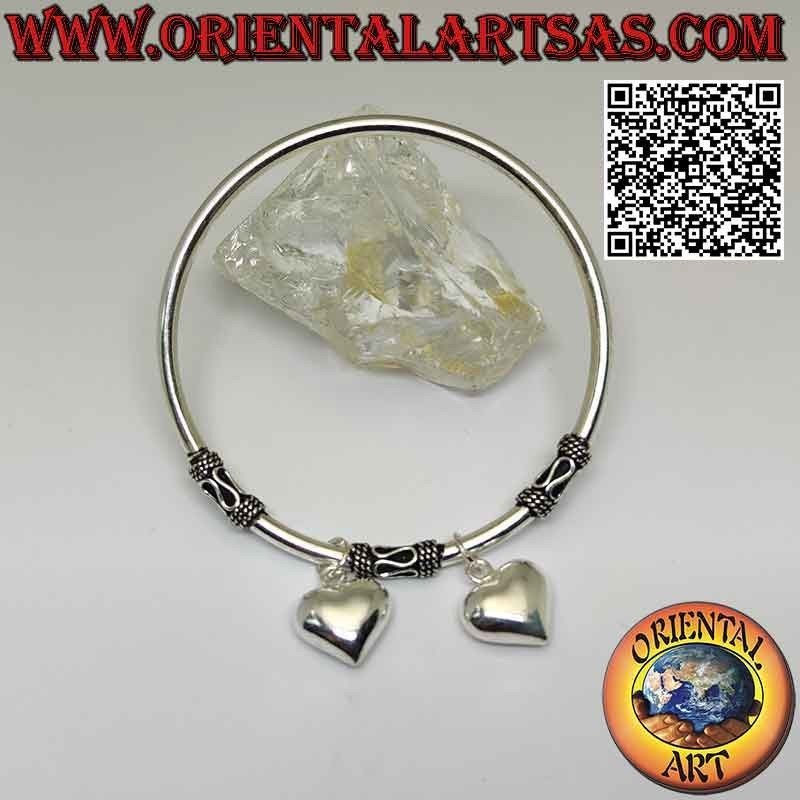 Pulsera con dijes en plata 925 ‰, rígida y lisa con tres espaciadores fijos en serpentina y dos corazones redondeados