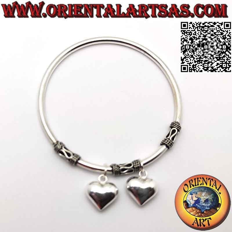 Pulsera con dijes en plata 925 ‰, rígida y lisa con tres espaciadores fijos en serpentina y dos corazones redondeados