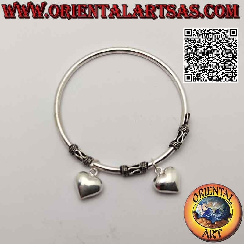 Pulsera con dijes en plata 925 ‰, rígida y lisa con tres espaciadores fijos en serpentina y dos corazones redondeados
