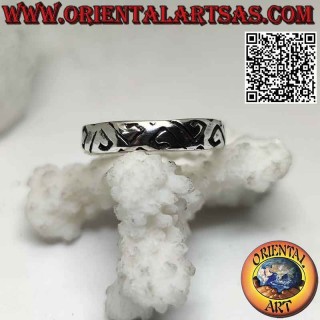 Anello in argento a fascia lavorata con decoro di spirali tringolari inciso