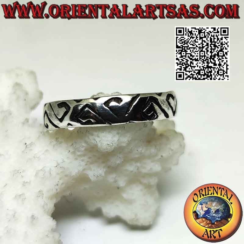 Bague en argent avec bande travaillée à décor gravé de spirales tringulaires