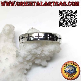 Bague en argent à bande lisse avec une série de croix grecques gravées