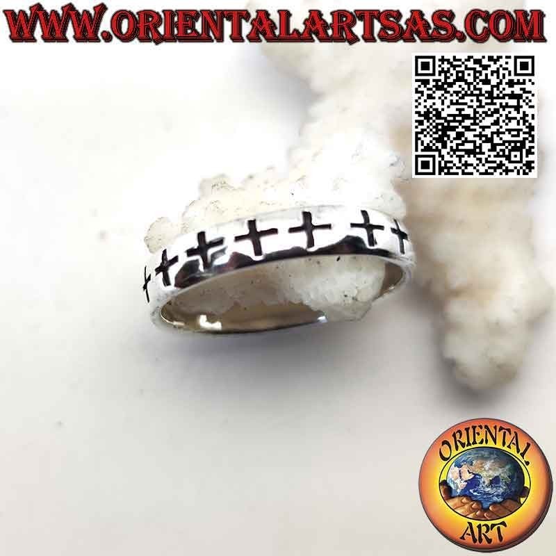 Bague en argent à bande lisse avec une série de croix grecques gravées