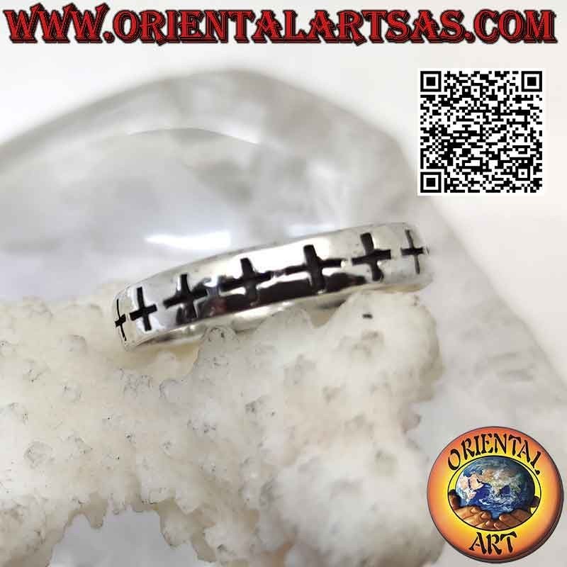 Anillo de plata de banda lisa con una serie de cruces griegas grabadas