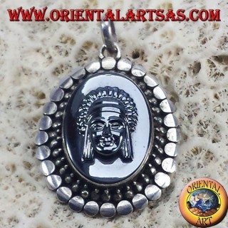 Colgante de plata con el camafeo en el hematites