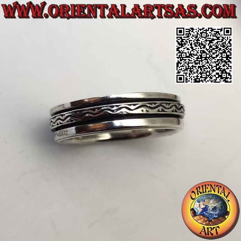 Anillo de plata con banda antiestrés, línea ondulada y adornos grabados