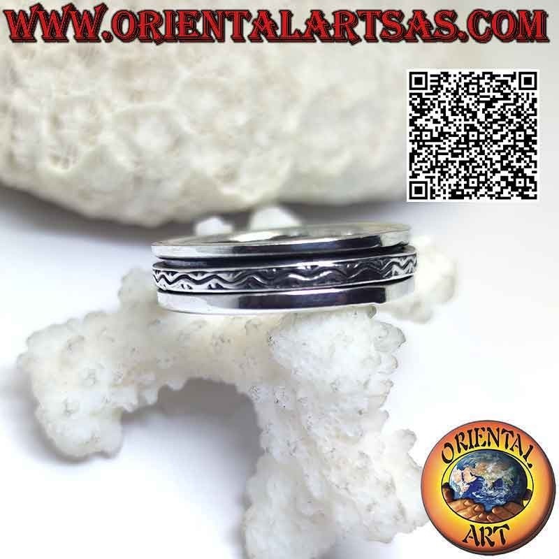 Anillo de plata con banda antiestrés, línea ondulada y adornos grabados