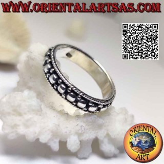 Anello in argento a fascia lavorata con decoro di cinque palline in altorilievo