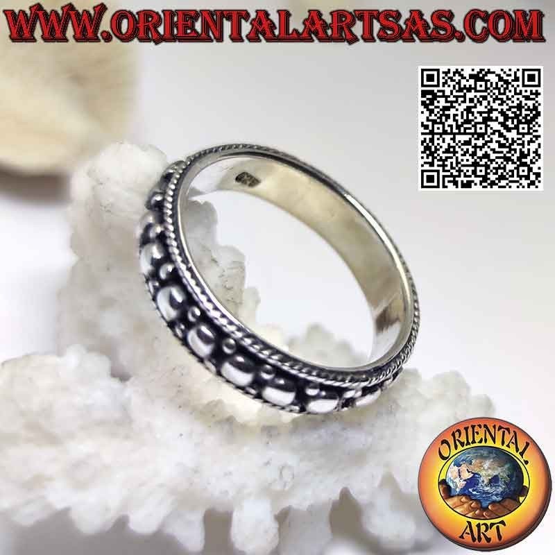 Anillo de plata con banda trabajada con decoración de cinco bolas en alto relieve