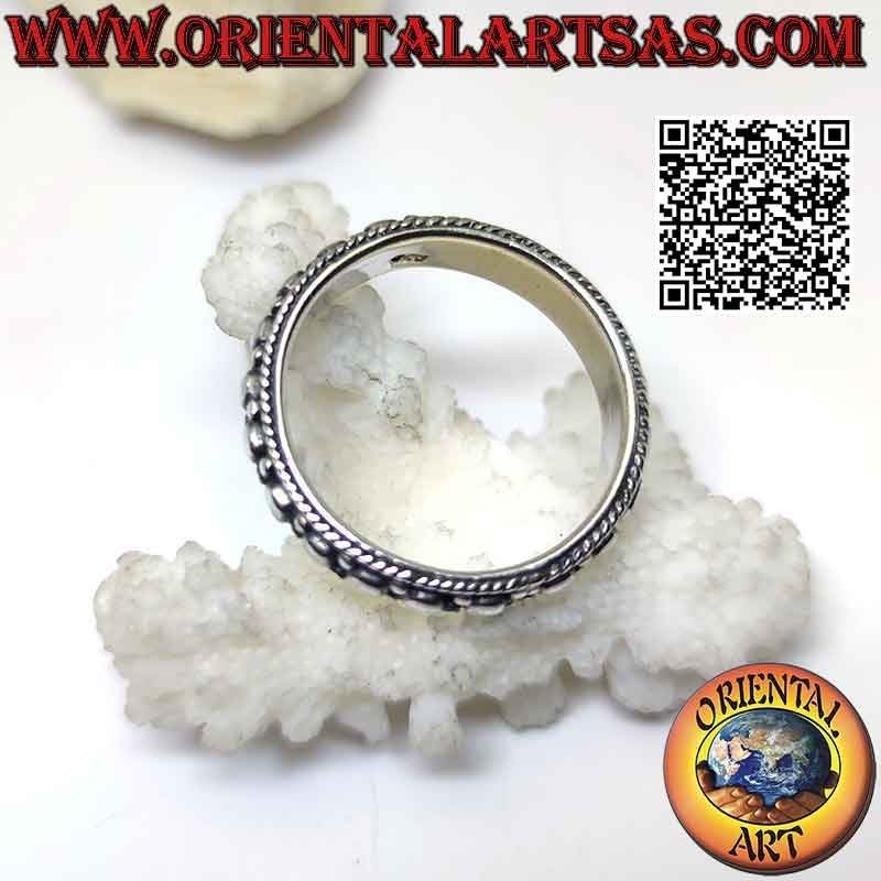 Anillo de plata con banda trabajada con decoración de cinco bolas en alto relieve