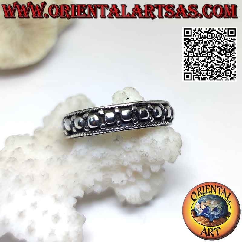 Anillo de plata con banda trabajada con decoración de cinco bolas en alto relieve