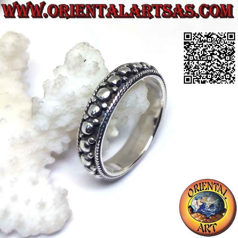 Bague en argent avec bande travaillée à décor de cinq boules en haut relief