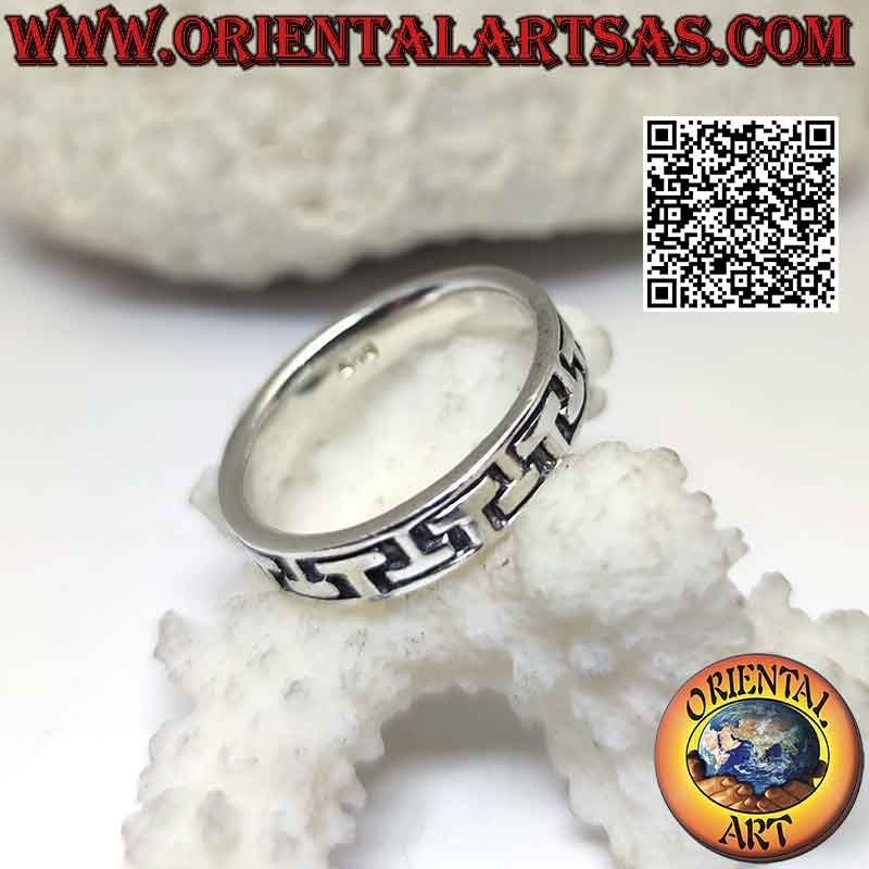 Silver ring with worked band with line engraved in a sequence of "5" and "2"
