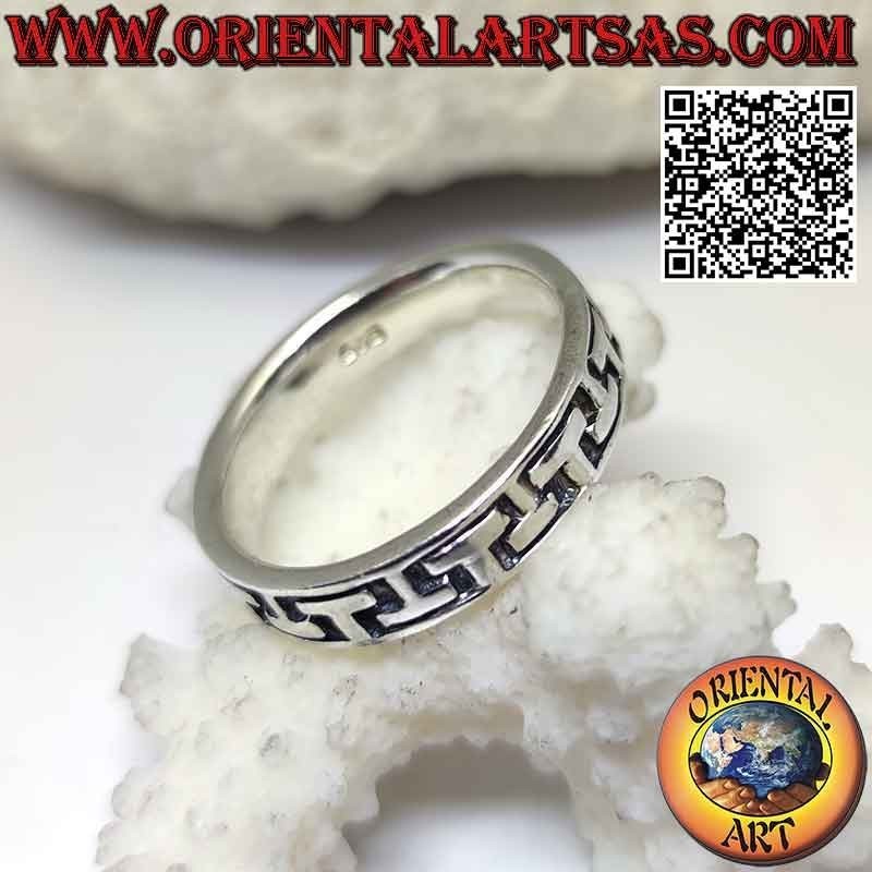 Bague en argent avec bande travaillée avec ligne gravée dans une séquence de "5" et "2"