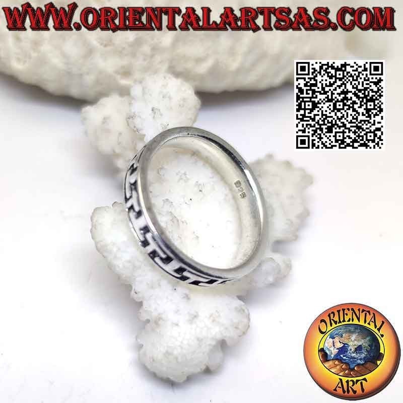 Anello in argento a fascia lavorata con linea incisa a sequenza di "5" e "2"