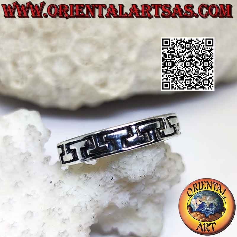 Anillo de plata con banda trabajada con línea grabada en secuencia de "5" y "2"