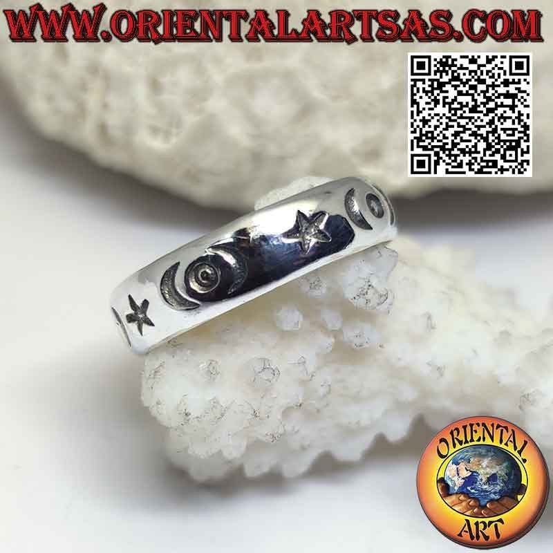 Anello in argento a fascia con stelle, mezzelune e cerchi incisi