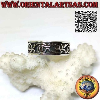 Anillo banda de plata trabajado con rama de hiedra torcida en bajorrelieve