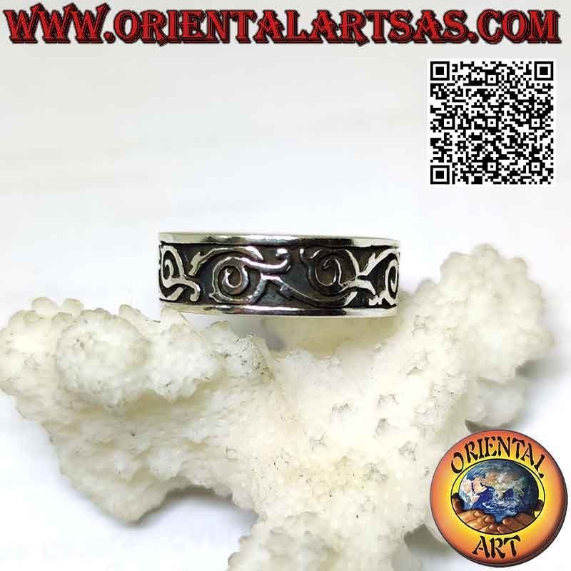 Bague en argent travaillée avec une branche de lierre torsadée en bas-relief