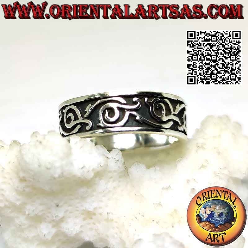 Bague en argent travaillée avec une branche de lierre torsadée en bas-relief