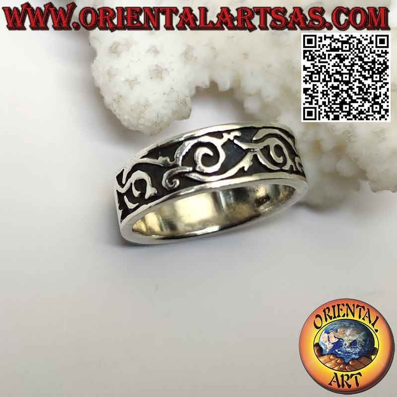 Anillo banda de plata trabajado con rama de hiedra torcida en bajorrelieve