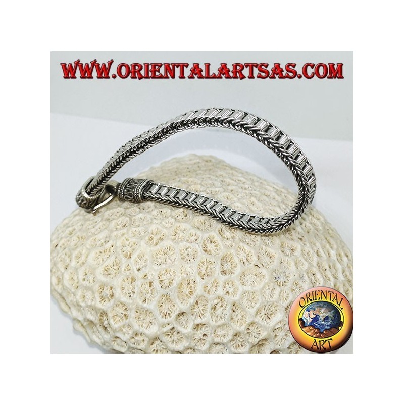 racciale in argento  piatto con spirali centrali