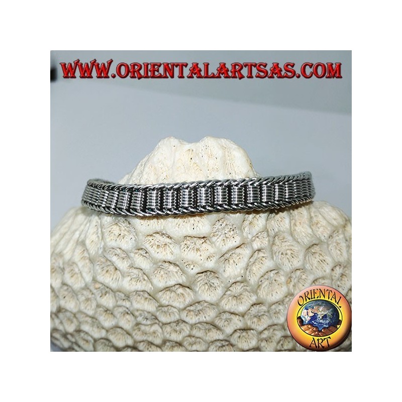 Flaches Silberarmband mit zentralen Spiralen