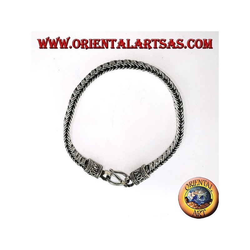 Flaches Silberarmband mit zentralen Spiralen