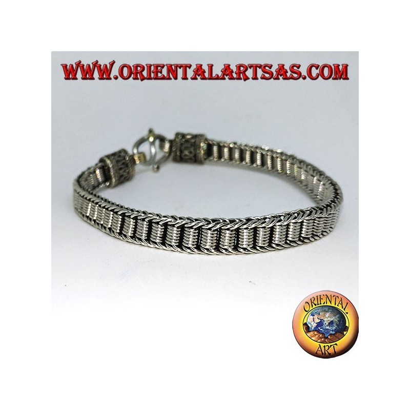 Flaches Silberarmband mit zentralen Spiralen