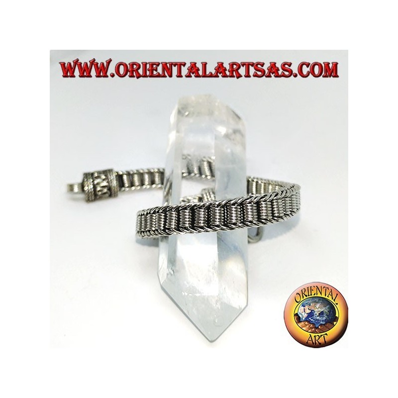 Flaches Silberarmband mit zentralen Spiralen