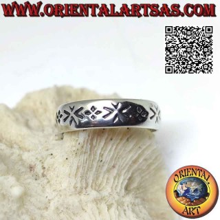 Bague jonc en argent travaillé de quatuors géométriques gravés au poinçon