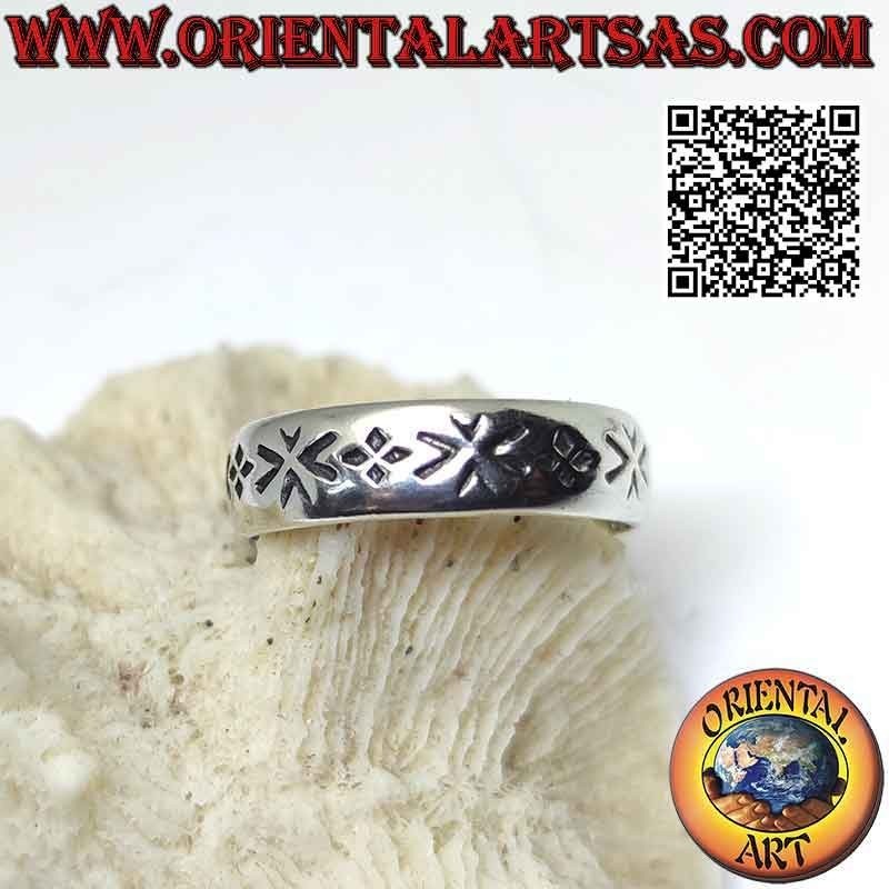 Anillo banda de plata trabajado con cuartetos geométricos grabados a punzón
