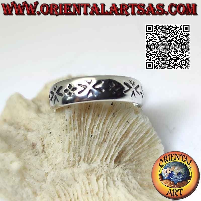 Silver band ring worked with geometric quartets engraved by punch