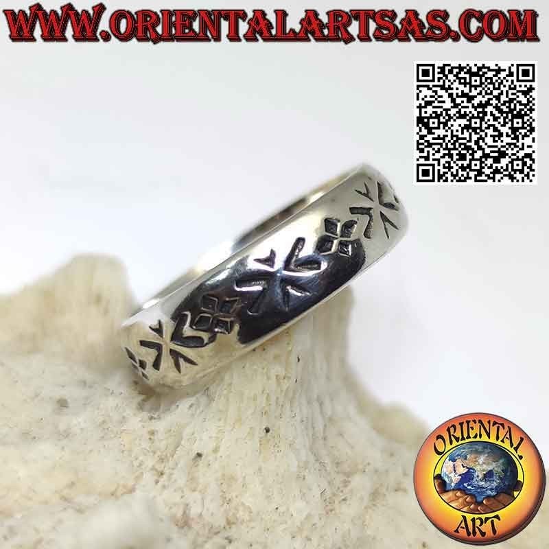 Anillo banda de plata trabajado con cuartetos geométricos grabados a punzón