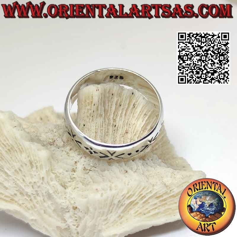 Bague jonc en argent travaillé de quatuors géométriques gravés au poinçon