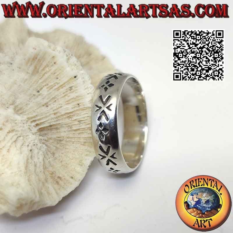 Bague jonc en argent travaillé de quatuors géométriques gravés au poinçon