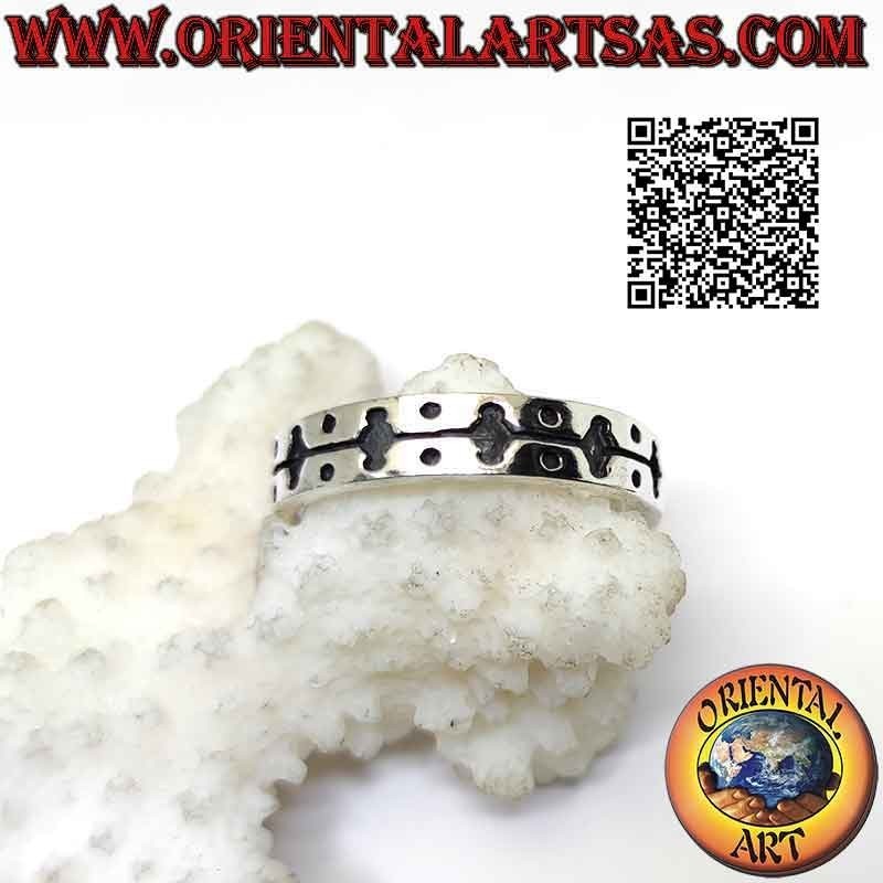 Anillo de plata con banda trabajada con decoración grabada de rombos unidos por una línea y bolitas en las cuatro esquinas